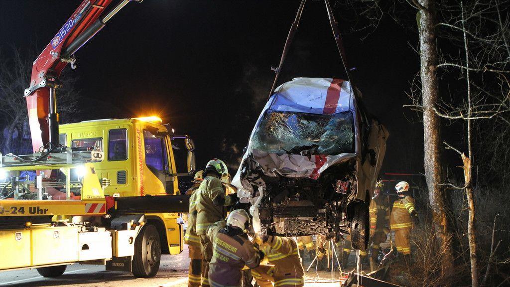 Auto stürzt in Bach