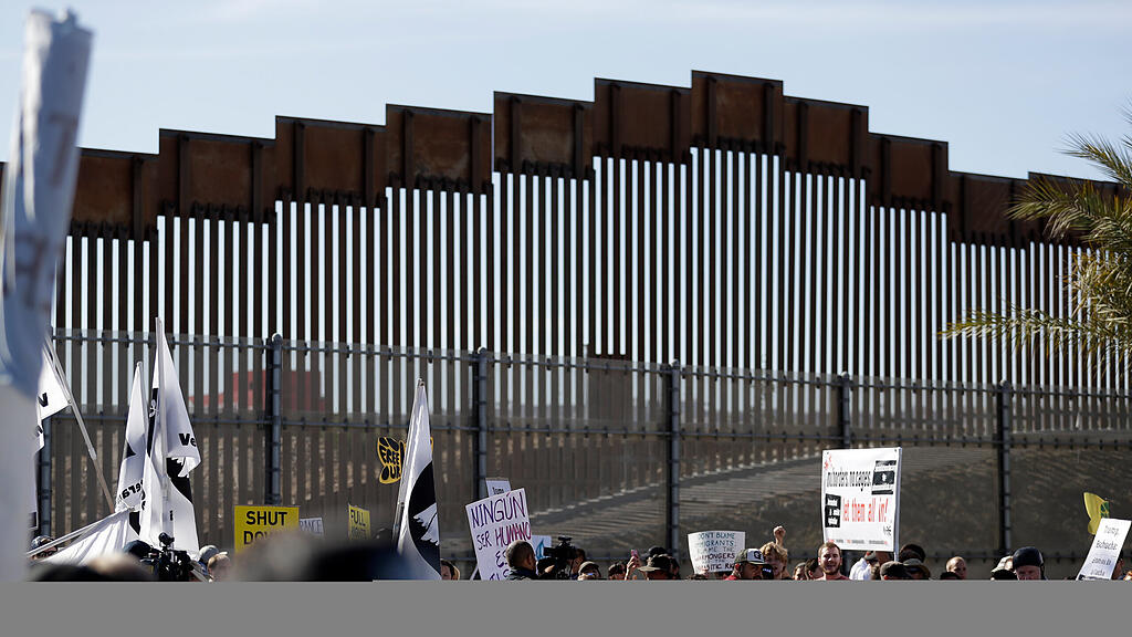 Migranten stürmen US-Grenze