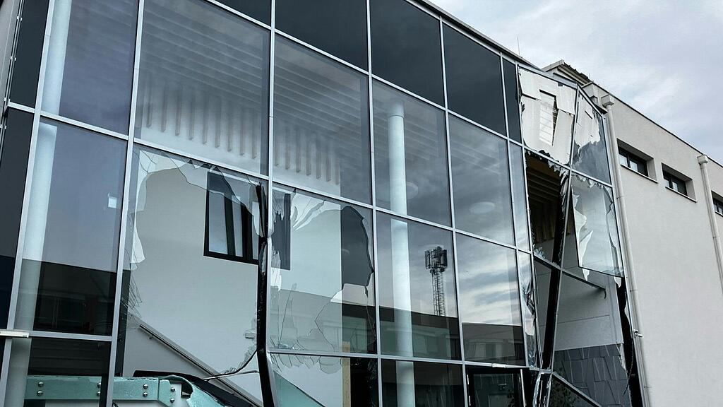 Lkw-Lenker fährt offenbar mit Absicht gegen Kirche