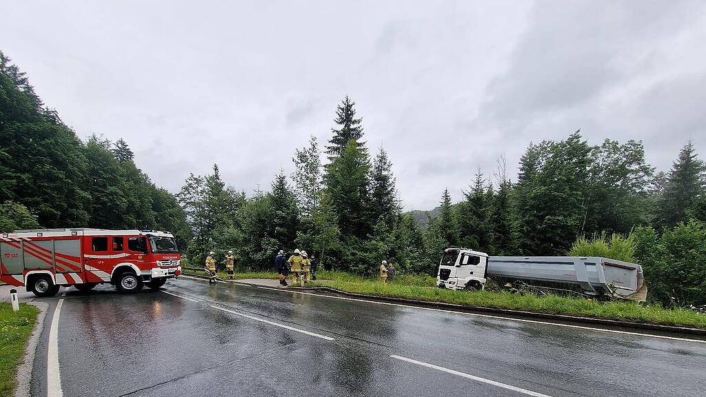 Lkw landet in Thalgau in Straßengraben