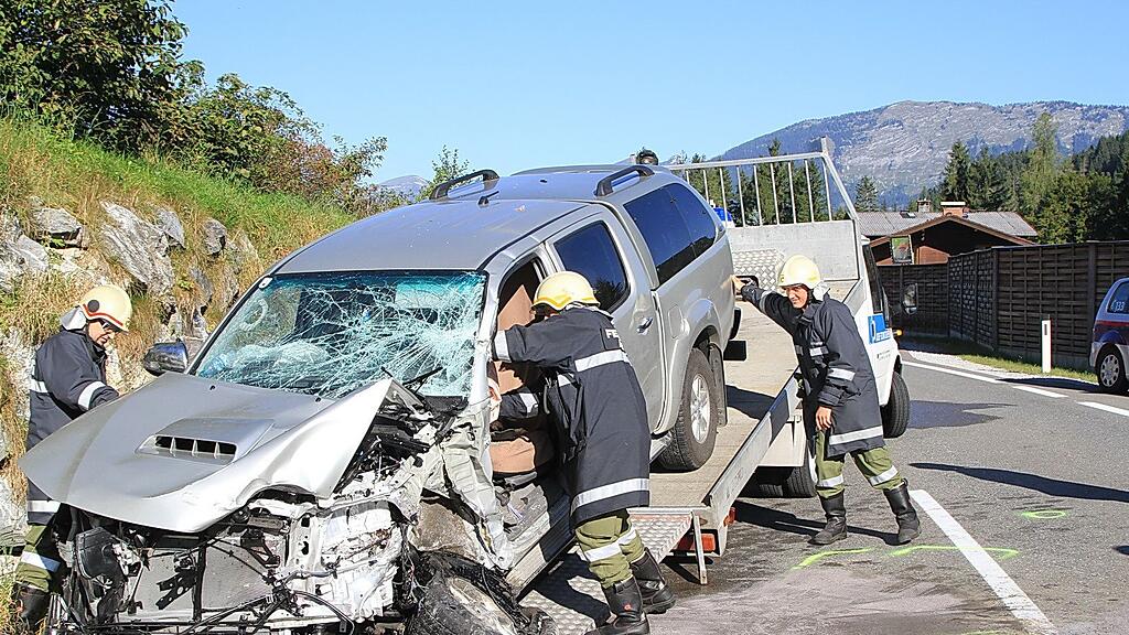Der Pkw-Lenker wurde im Auto eingeklemmt und dabei schwer verletzt.