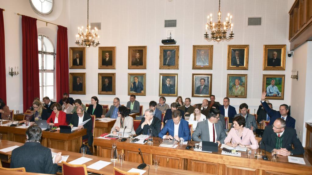 Erste Sitzung im Gemeinderatssaal