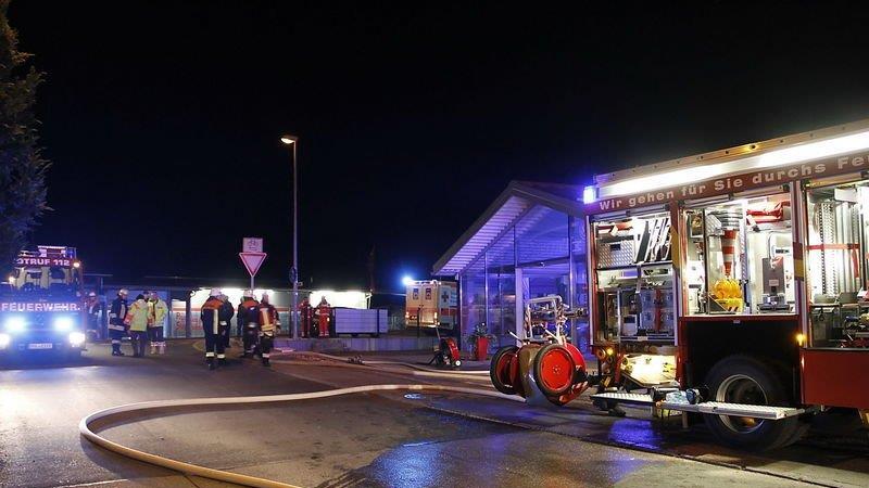 Feuerwehreinsatz in Autohaus, I