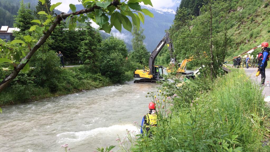 Wasserrettung Sattelzug in Gasteiner Arche