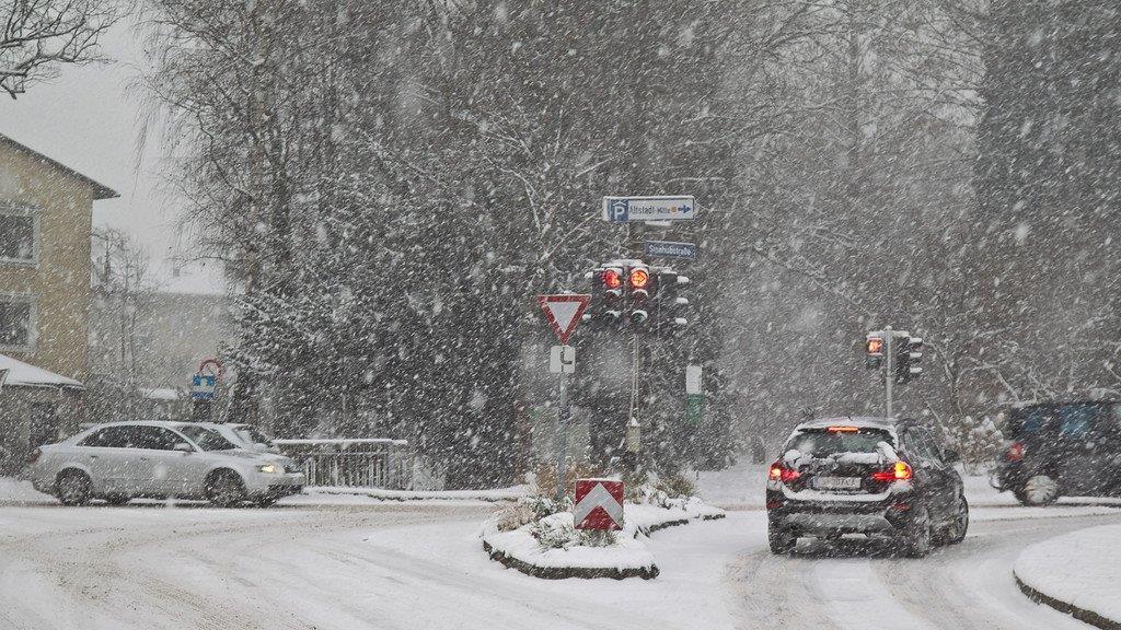 Schnee sorgt für Unfälle und Verkehrschaos: Schneefahrbahn in der Stadt Salzburg