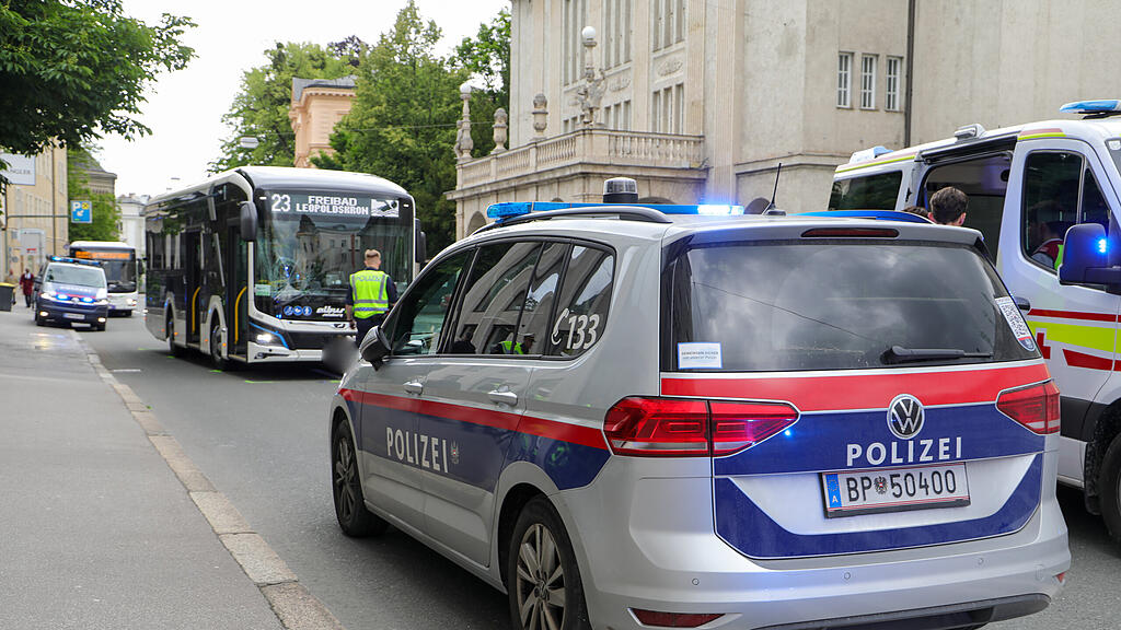 Crash zwischen Albus und Motorrad in Schwarzstraße: Drei Verletzte