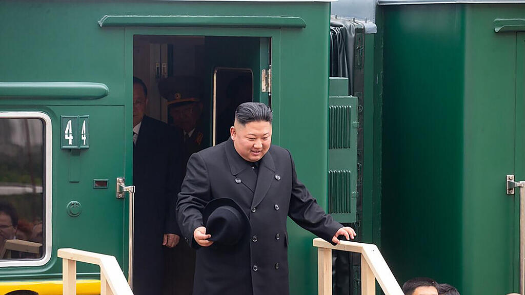 Nordkoreas Machthaber beim Verlassen des Zuges