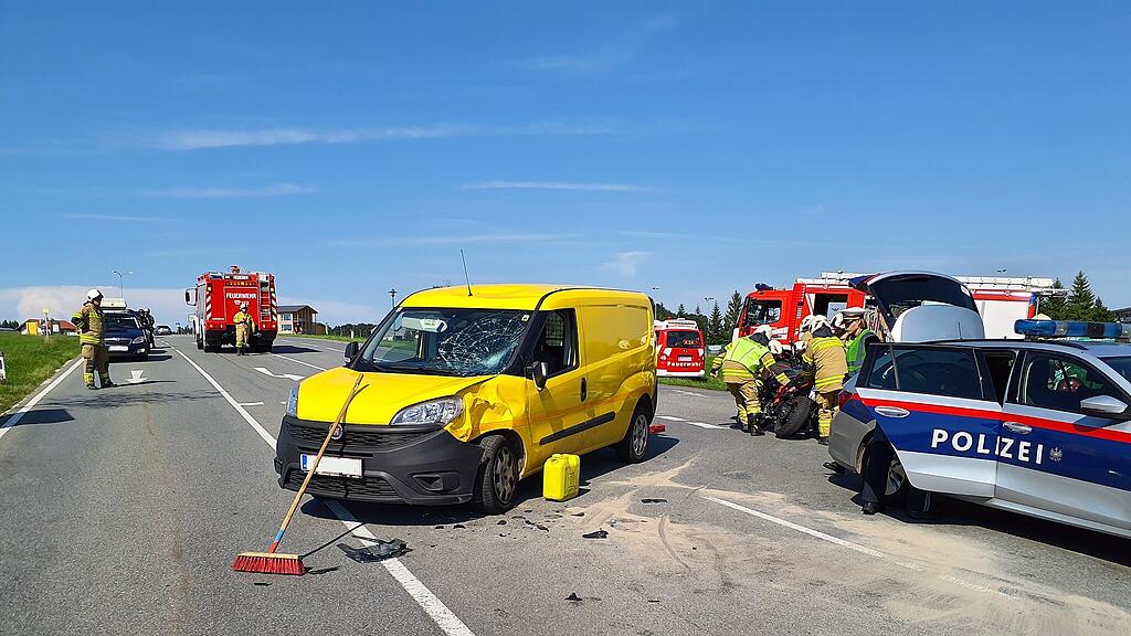 Motorrad contra Auto in Obertrum