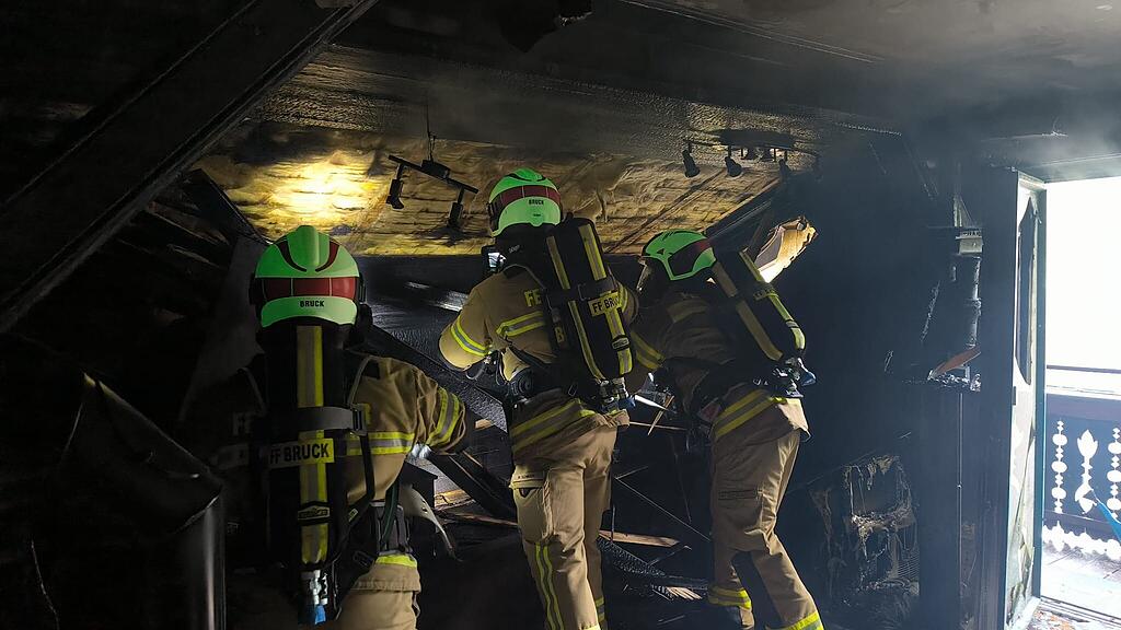 Alarmstufe 2 bei Wohnhaus-Brand in Bruck: Obergeschoss durch Feuer zerstört