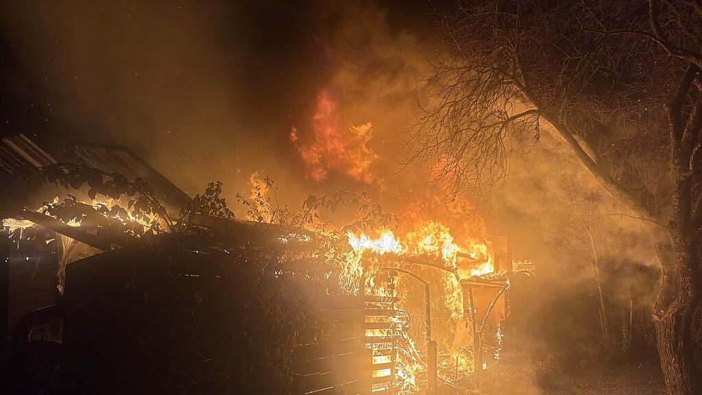Brand zweier  Gartenhütten in Saalfeden
