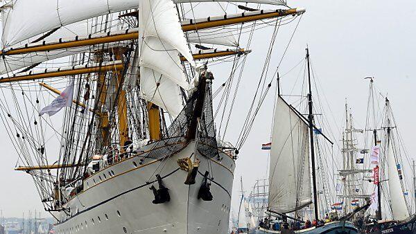 Das Schiff "Gorch Fock" hat die Windjammerparade am Samstag angeführt