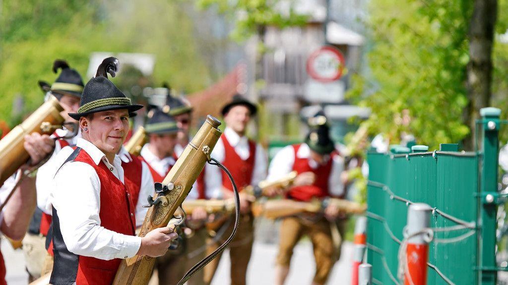 Maibaumaufstellen in Leopoldskron