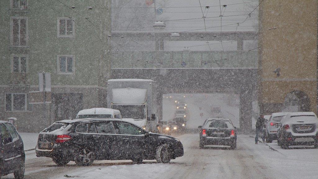 Schnee sorgt für Unfälle und Verkehrschaos: Schneefahrbahn in der Stadt Salzburg