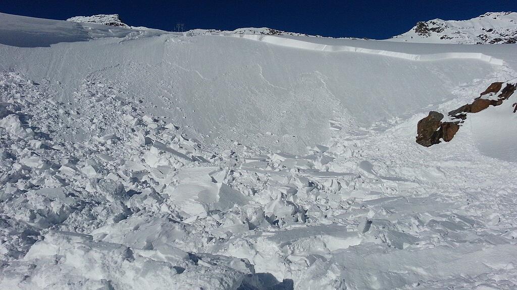 Ein Schneebrett löste sich, als der Deutsche seinen Ski suchte.