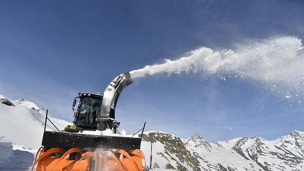 Beim Hochtor treffen die beiden Räumteams schließlich aufeinander.