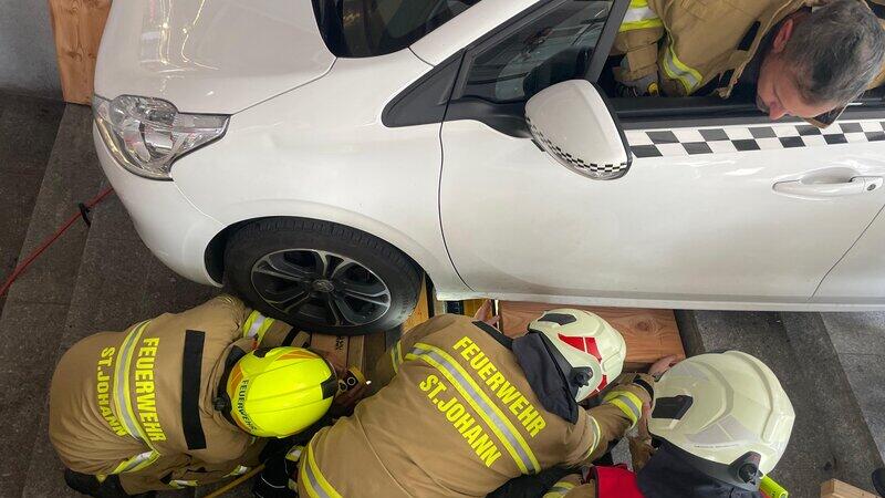 Auto auf Stiege St. Johann
