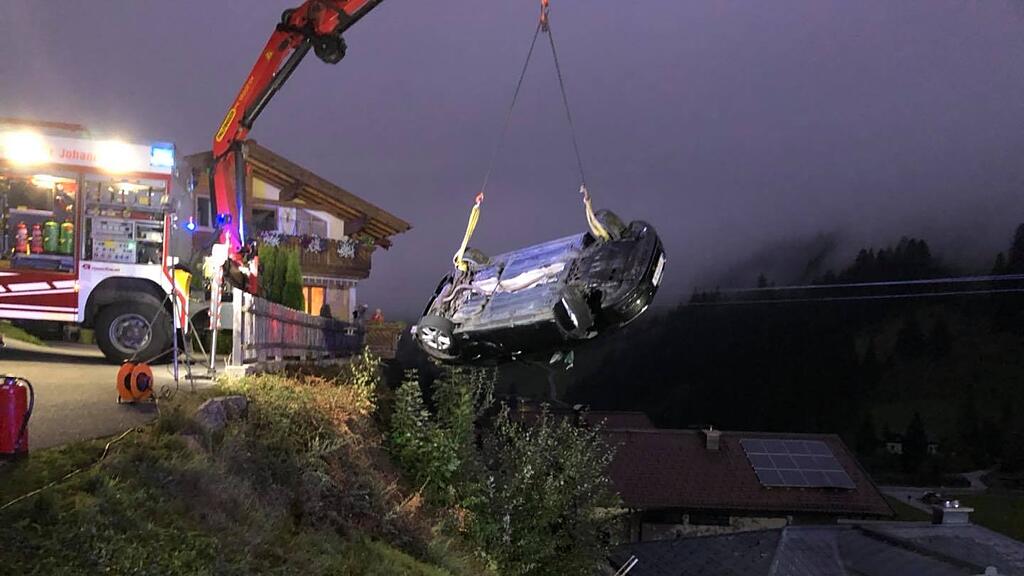 Alko-Crash in Großarl: Auto hängt an Haus