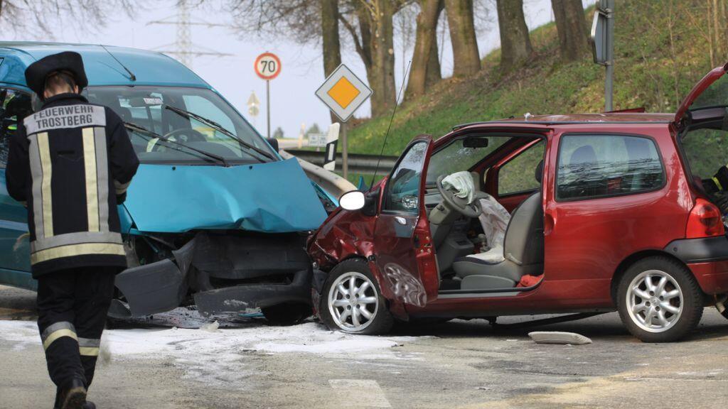 Zwei Verletzte forderte ein Frontalcrash Dienstagabend in Trostberg.