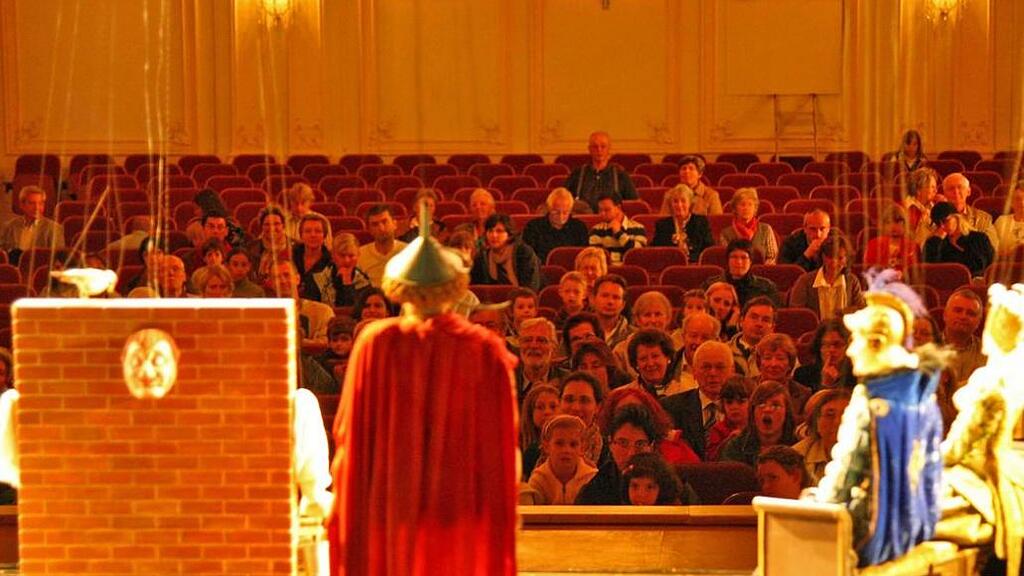 Das Marionettentheater hat seither 150 Stücke mit etwa 1000 Puppen herausgebracht und weltweit gezeigt.