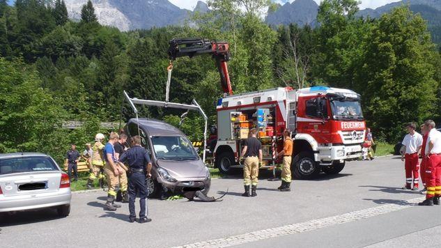 Pkw stürzt in Leogang in Bach