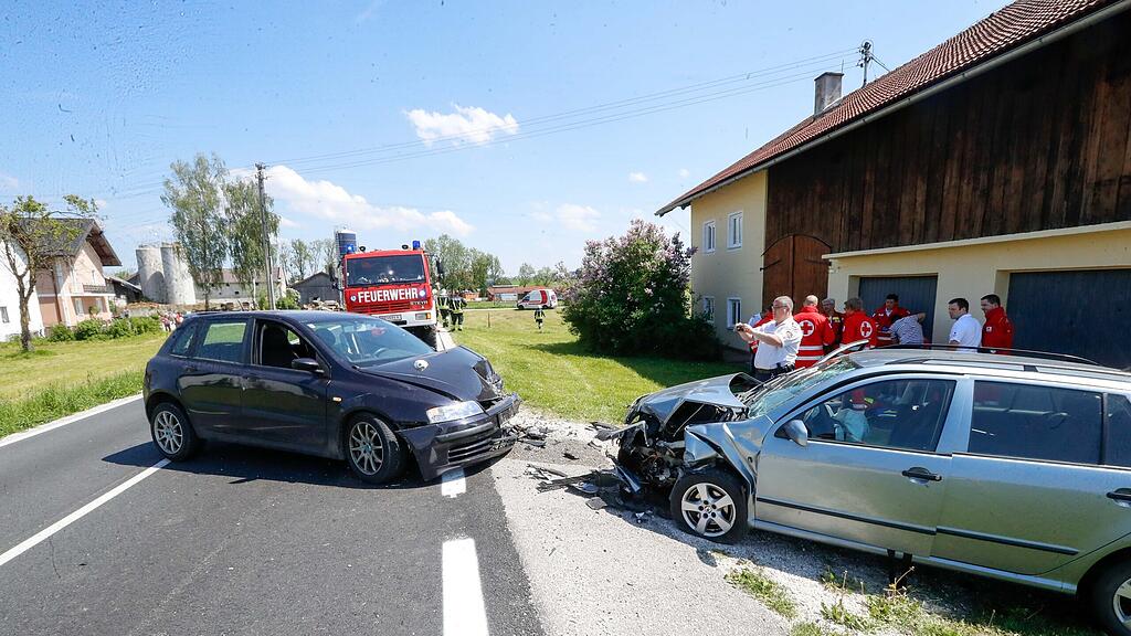 Trotz Vollbremsung konnten die Lenker eine Kollision nicht mehr verhindern.