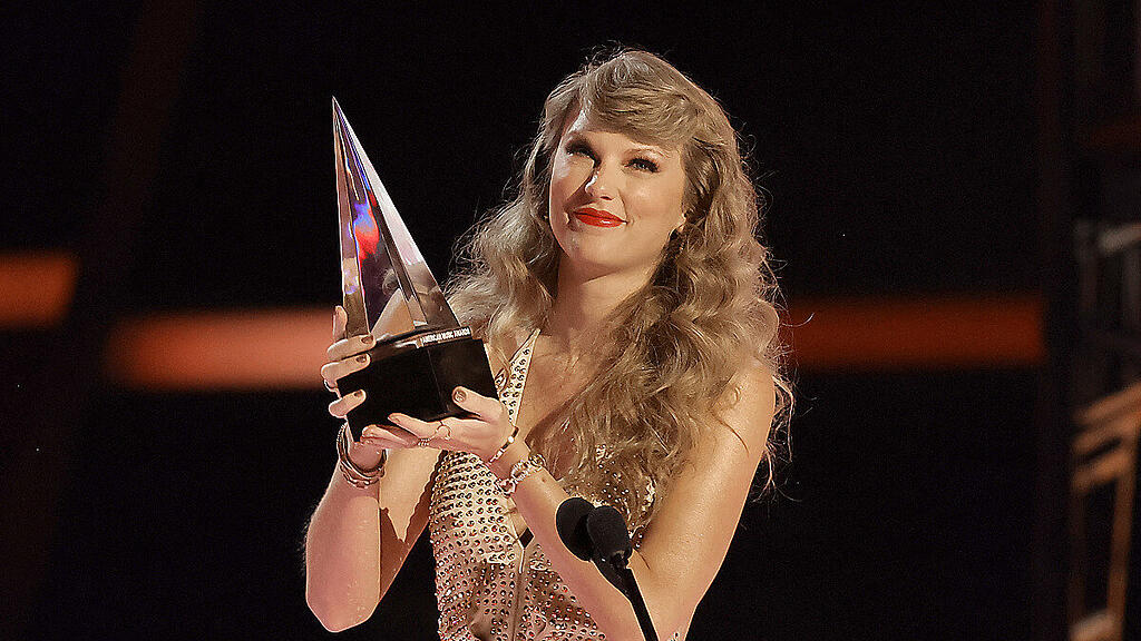 Taylor Swift mit einer ihrer sechs Auszeichnungen