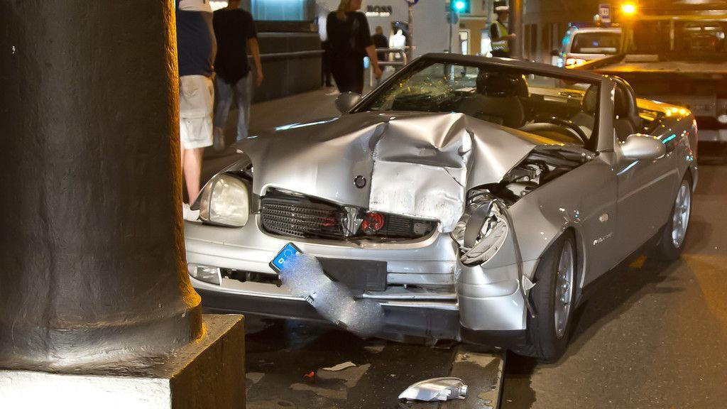 Mercedes knallt auf Staatsbrücke gegen Lichtmast