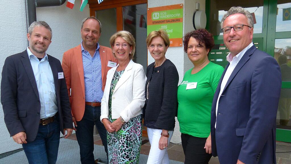 v.li.n.re: Wolfgang Katsch SOS-Kinderdorf Geschäftsleiter für Westösterreich, Wolfgang Armin SOS-Kinderdorfleiter Standort Salzburg, Bürgermeisterin Seekirchen Monika Schwaiger, Landtagspräsidentin Brigitta Pallauf, Irene Hochegger Pädagogische Leitung SOS - Mutter Kind Wohnen Seekirchen, Landesrat Heinrich Schellhorn.