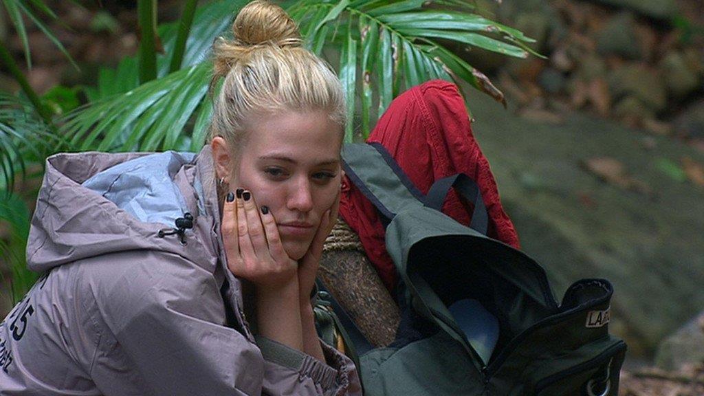 Dschungelcamp Tag 2: Larissa in der Dschungelprüfung