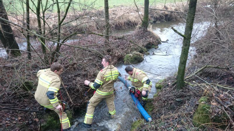 Mehrere Ölsperren wurden durch die Feuerwehr errichtet.