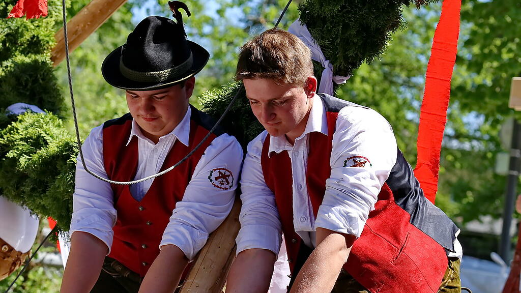 Maibaumaufstellen in Leopoldskron