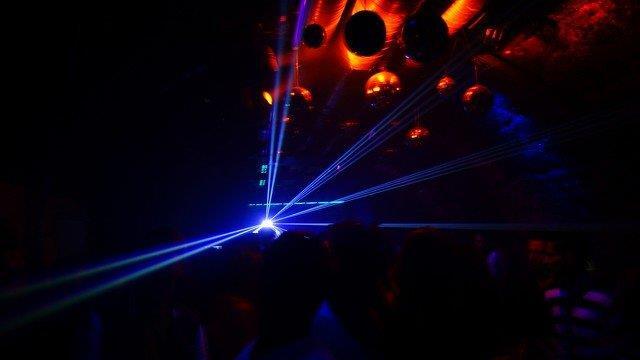 Weltuntergangsparty Vis a Vis