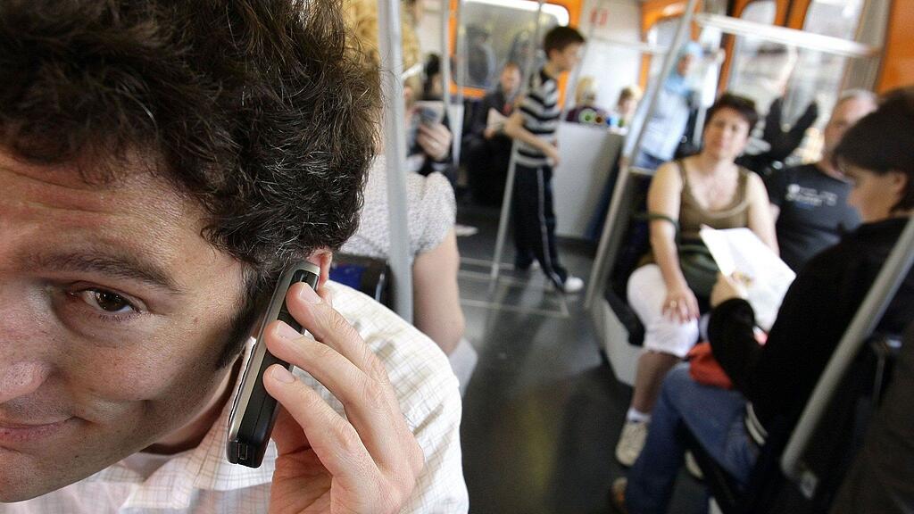 In Bus und Bahn gehen 59,1 Prozent der Befragten ans Handy.
