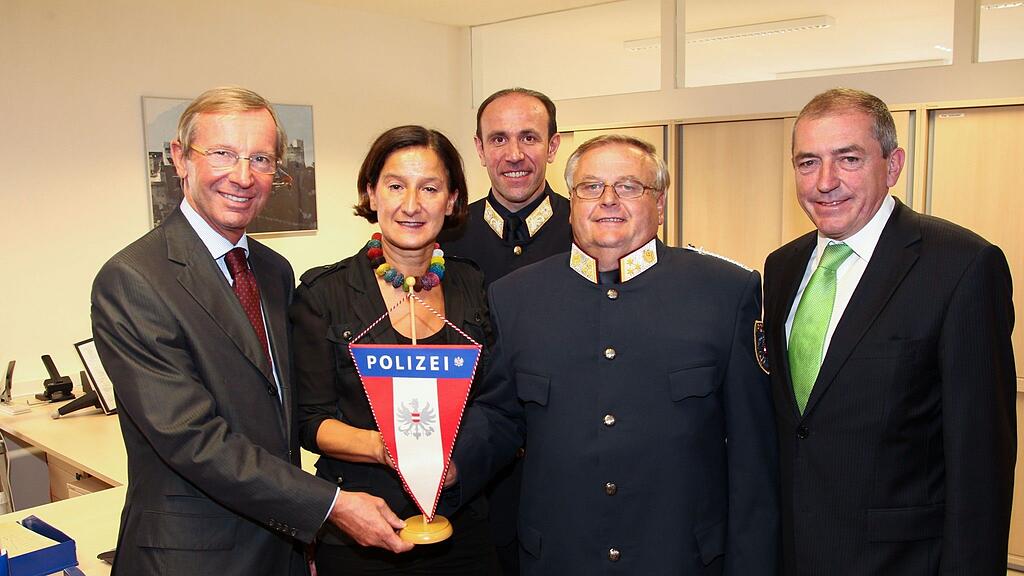 Im Bild von links: Landeshauptmann-Stellvertreter Wilfried Haslauer, BM Johanna Mikl-Leitner, Franz Ruf, PI Kommandant Roman Schober und Bgm. Heinz Schaden.