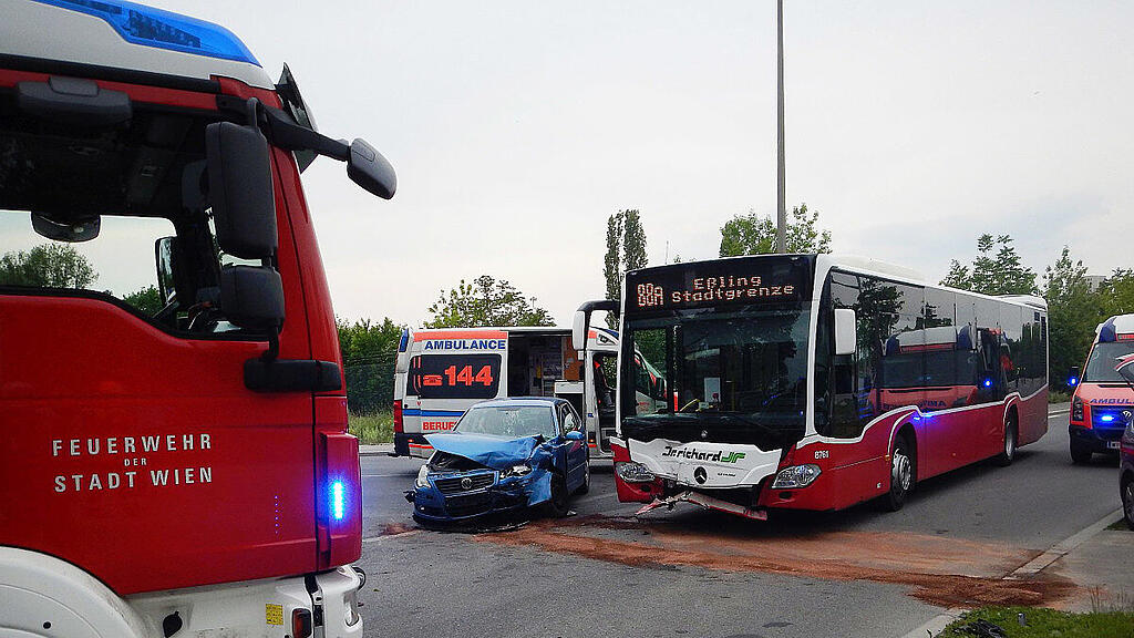 Sowohl das Auto, als auch der Bus trugen schwere Schäden davon
