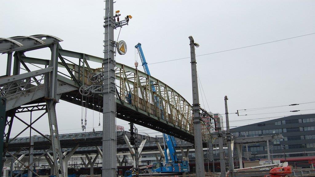 Fußgängerbrücke abgetragen