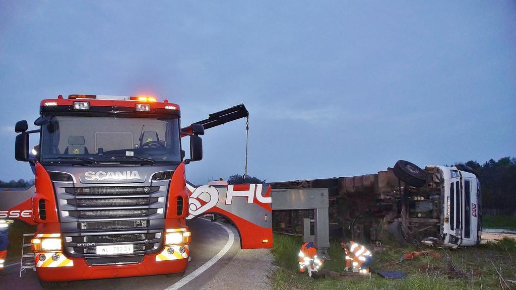 Lkw kippt auf A1 um