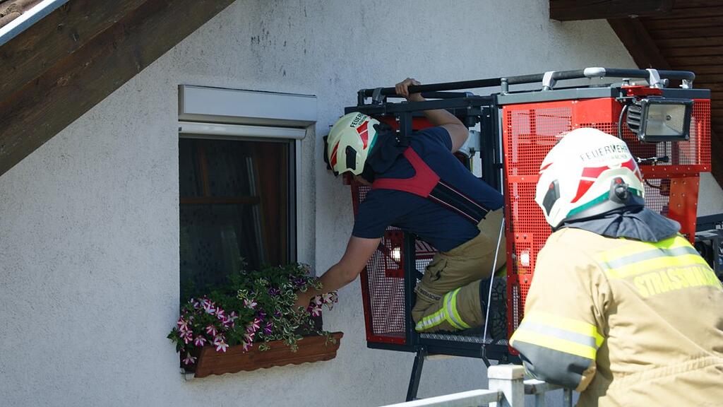 Die Feuerwehr gelangte über ein Fenster in die Wohnung.