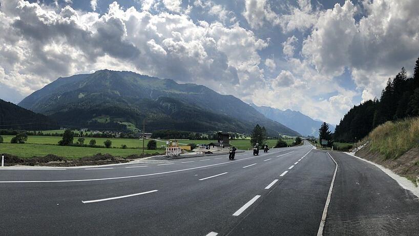 Die neue Straße ist breiter und soll sicherer sein.