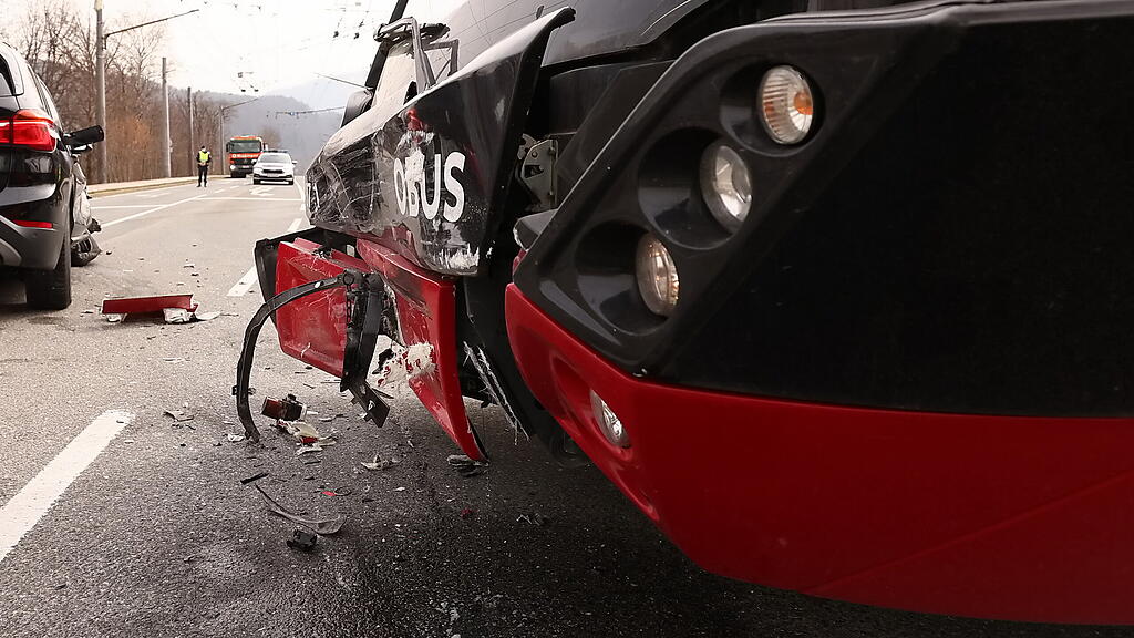 PKW kollidiert mit O-Bus auf der L106