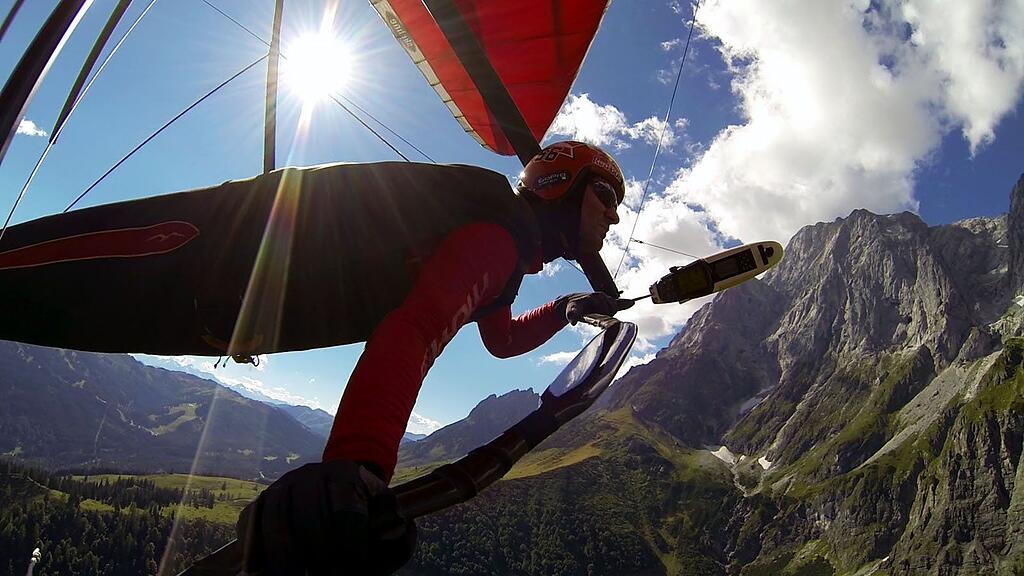 Thomas Weissenberger gleitet am Weg zum Glockner an den Mandlwänden vorbei.