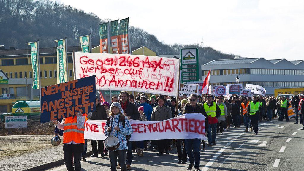 200 Personen demonstrieren gegen Asyl-Großquartier in Straniakstraße