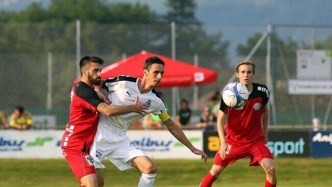 Im Regionalliga West-Derby entschied Rene Zia (Anif/li.) gegen Ernst Öbster (Austria Salzburg/re.) das Duell der Kapitäne klar für sich.