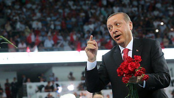 Erdogan bedankte sich mit Blumen bei Unterstützern