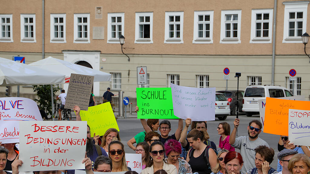 "Bildung brennt" - Kundgebung am Mozartplatz