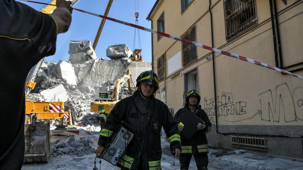 Autobahnbrücke stürzt in Genua ein: Aufräumen