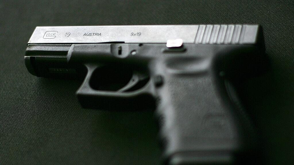 Der Täter suchte gezielt nach einer Glock-Pistole, ähnlich der im Bild.