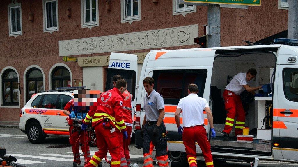 Hallwang: Biker kracht in Auto