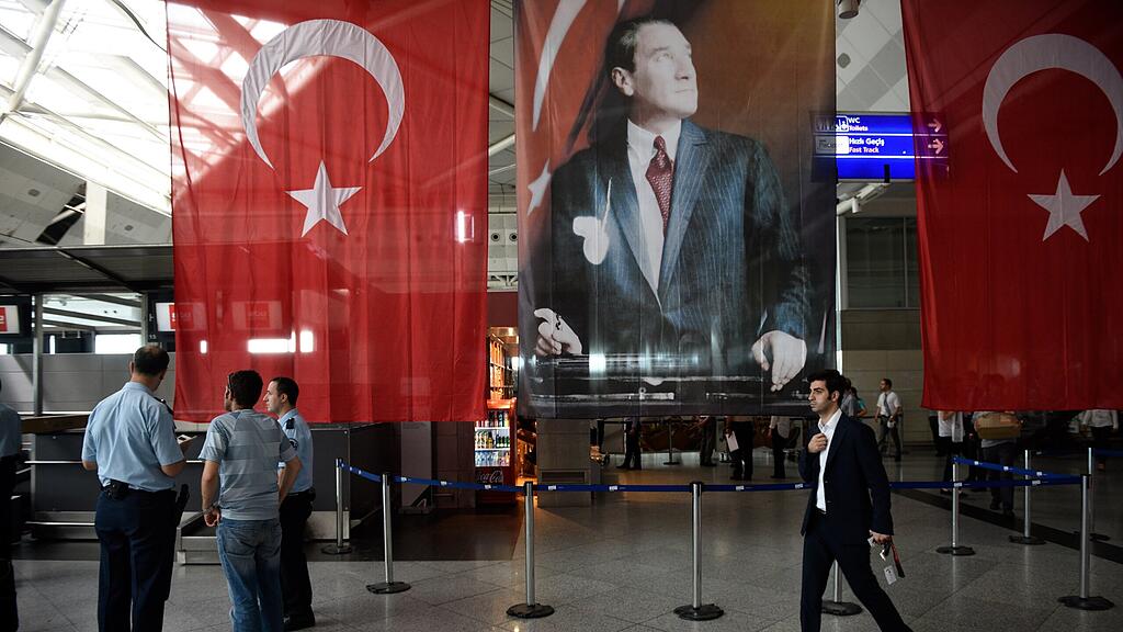 Sicherheitspersonal am Flughafen in Istanbul.