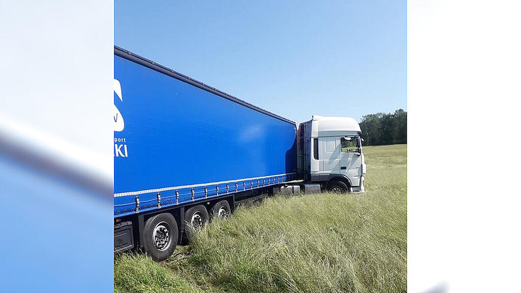 Sattelzug auf Wieße in Nussdorf